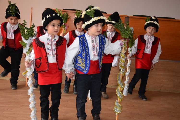 Коледарчета от СУ „Васил Левски” пожелаха сполука на ръководството на община Ардино