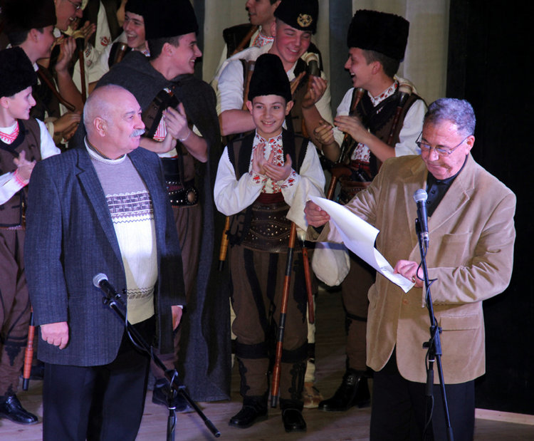 Коледари пяха на български и английски на концерта "Коледа пристига"