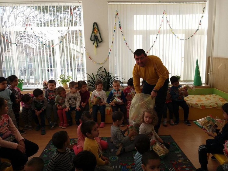 Социалистите предколедно зарадваха децата на Първомай