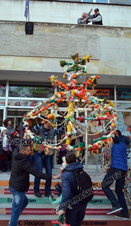 8-метрова  сурвачка украси  Младежкия център