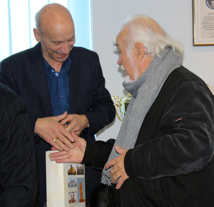 13 почетни граждани на Хасково при кмета Добри Беливанов