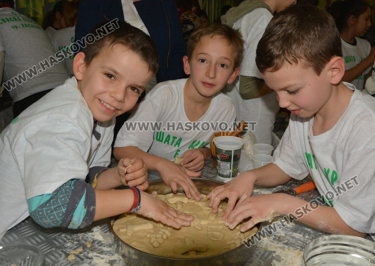 130-метрово коледно послание сътвориха в училище “Васил Левски”