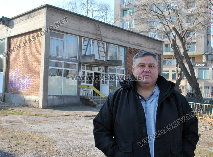 Започнаха спешен ремонт на залата на борците на стадион „Младост“