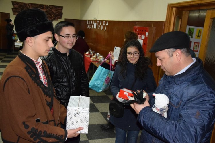 Благотворителна коледна трапеза за лечението на ученик в Ардино