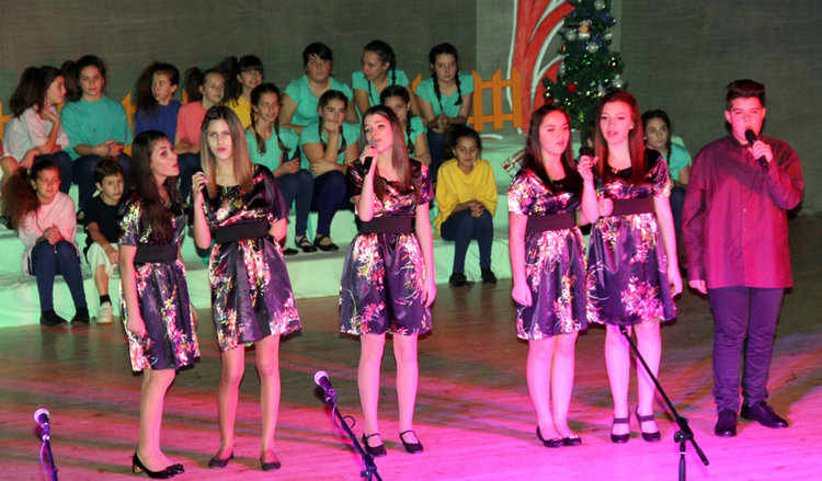 Коледари пяха на български и английски на концерта "Коледа пристига"