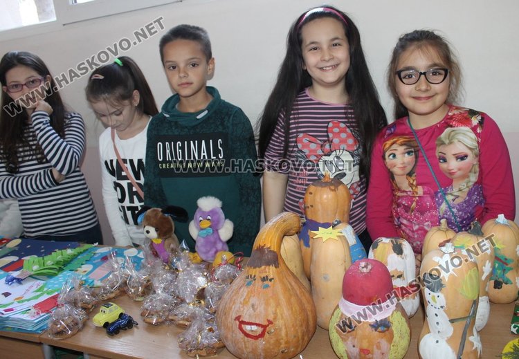 1035,34 лв.бяха набрани в благотворителния Коледен базар "Магазин за надежда" в СУ "Любен Каравелов"