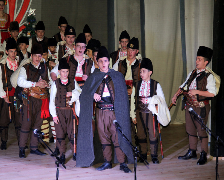 Коледари пяха на български и английски на концерта "Коледа пристига"