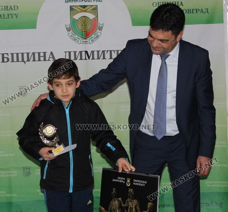 Микяй Наим не успя лично да получи наградата си