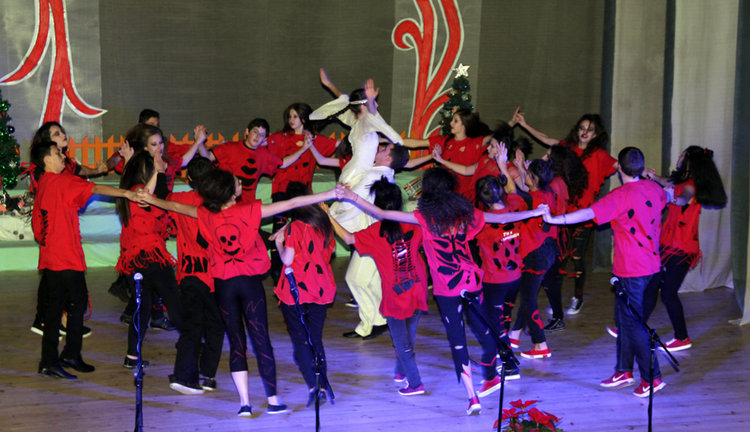 Коледари пяха на български и английски на концерта "Коледа пристига"