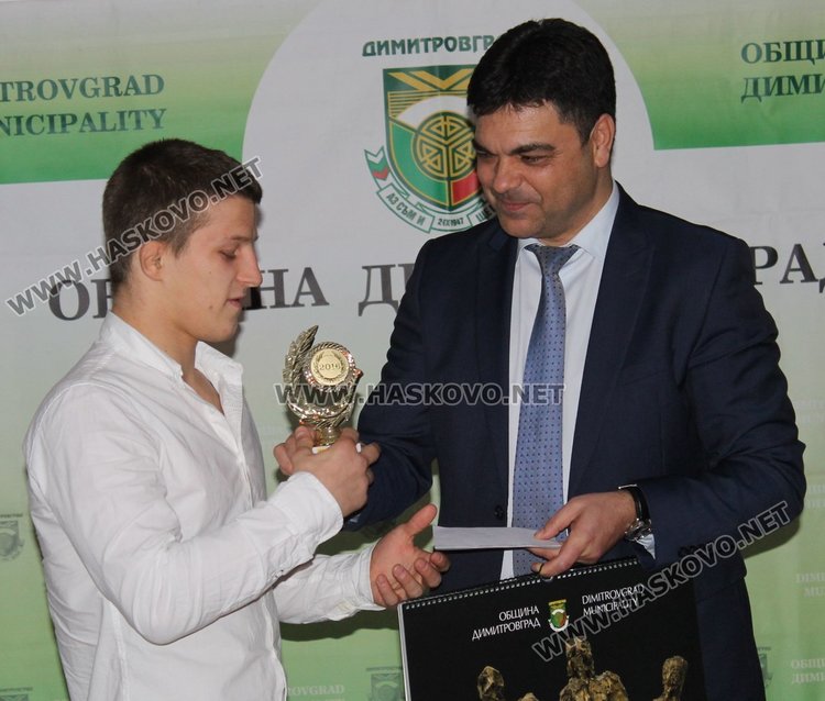 Кметът Иво Димов връчва отличието на Димитър Иванов
