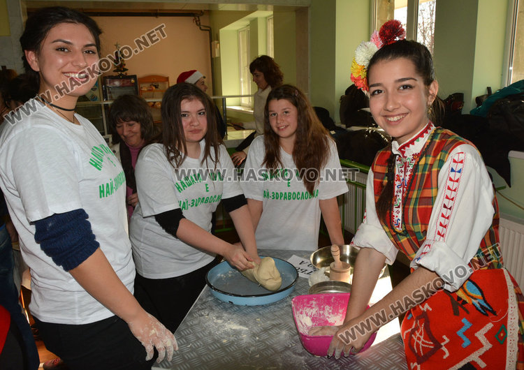 130-метрово коледно послание сътвориха в училище “Васил Левски”