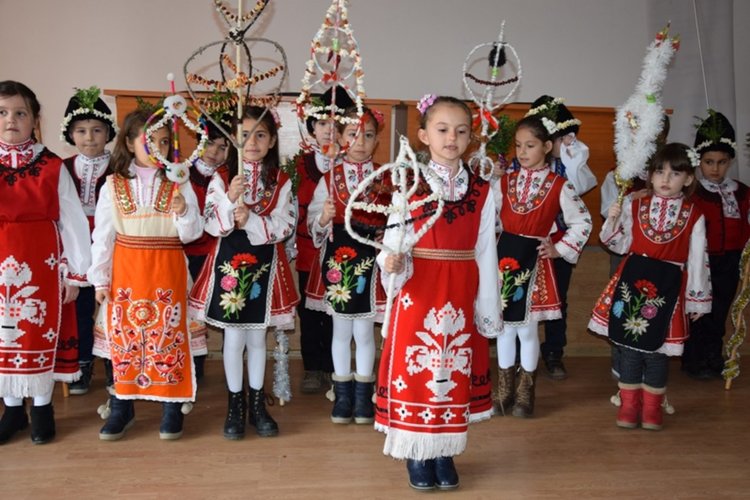 Коледарчета от СУ „Васил Левски” пожелаха сполука на ръководството на община Ардино