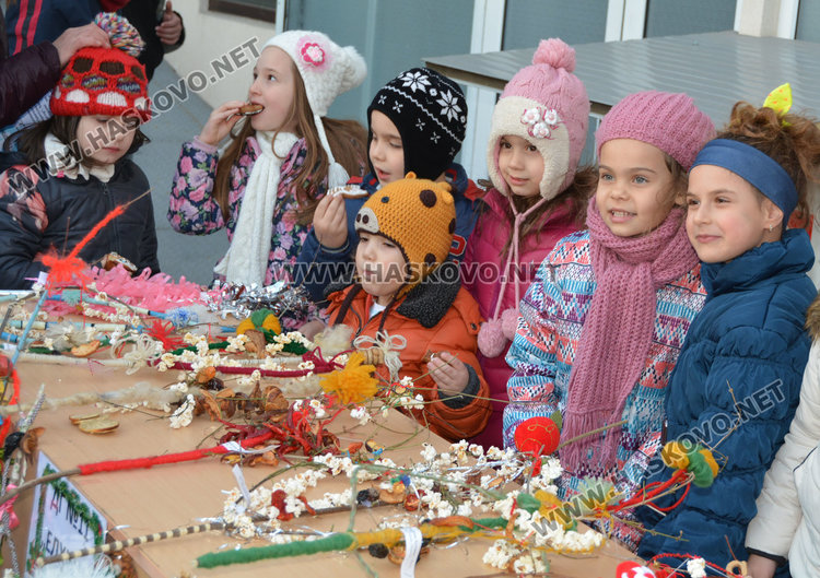 8-метрова  сурвачка украси  Младежкия център