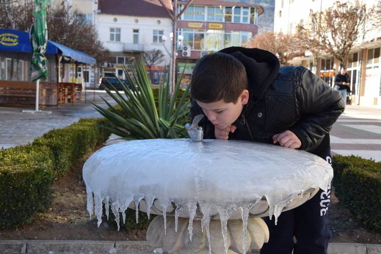 Студ скова Ардино, замръзнаха и чешмите в центъра