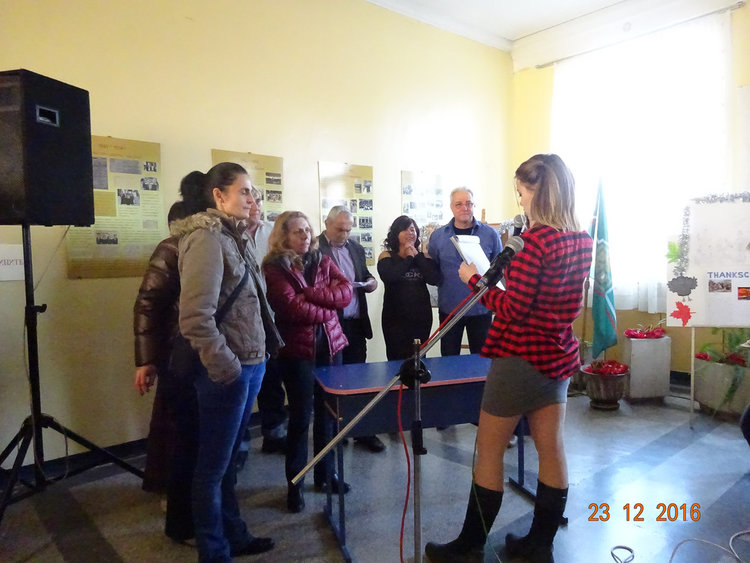 В последния ден преди ваканцията възпитаниците на ПМГ "Иван Вазов" подредиха Коледна трапеза и се състезаваха в "Коледна битка"