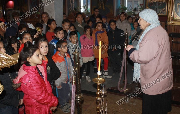 Над 500 торбички на деца раздаде димитровградската църква преди Коледа