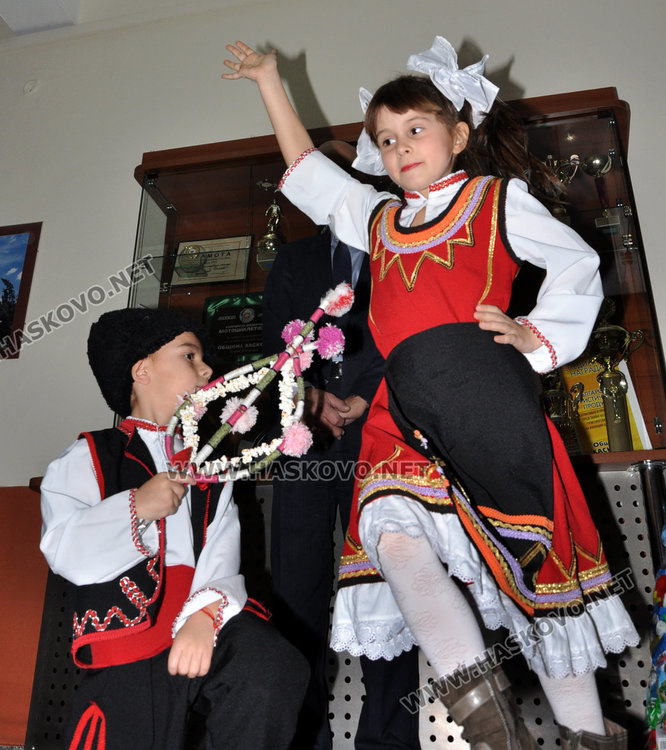 Деца налагат кмета пред шефове в общината, той ги черпи 