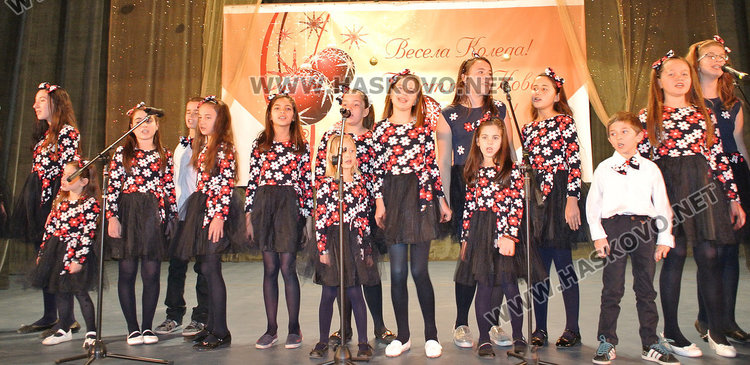 12 коледни картички оживяха на сцената на Младежкия център