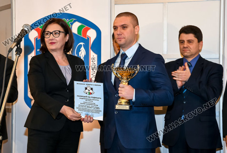 МВР министърът Румяна Бъчварова награди гл. инсп.Калин Литов, койт остана "Полицай на годината"