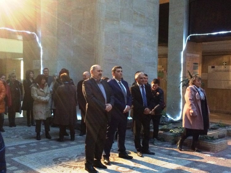  Коледари изпълниха и оживиха атриума на Областна администрация Смолян 