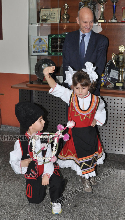 Деца налагат кмета пред шефове в общината, той ги черпи 