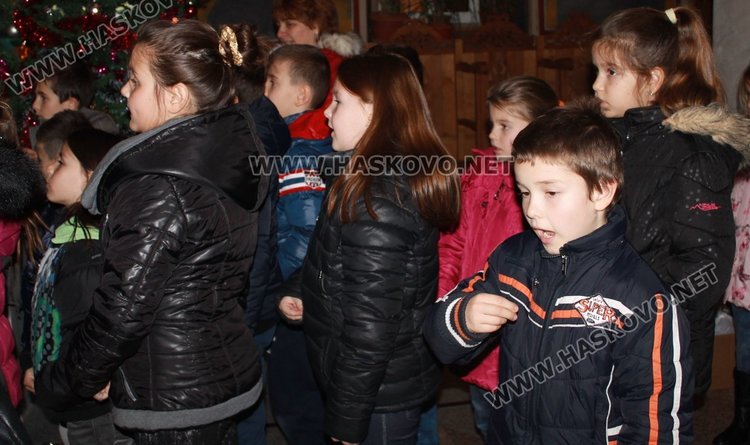 Над 500 торбички на деца раздаде димитровградската църква преди Коледа