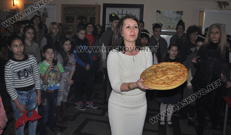 Благословиха обредните хлябове във “Васил Левски” с тамян от Божи гроб