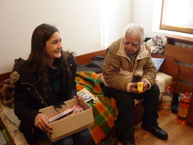 Децата от "Чисти сърца" зарадваха възрастните хора във Фатово с подаръци