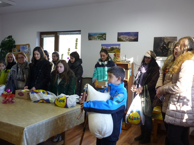 Децата от "Чисти сърца" зарадваха възрастните хора във Фатово с подаръци