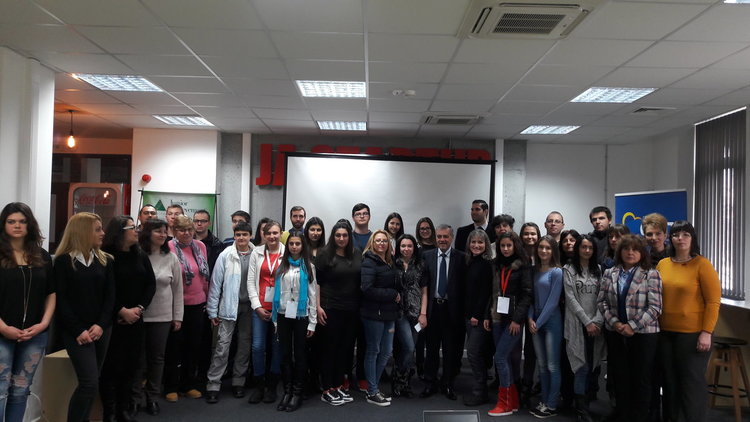 Ученици и техните преподаватели от Смолян учасваха в креативен лагер, организиран от евродепутата Владимир Уручев и JA България