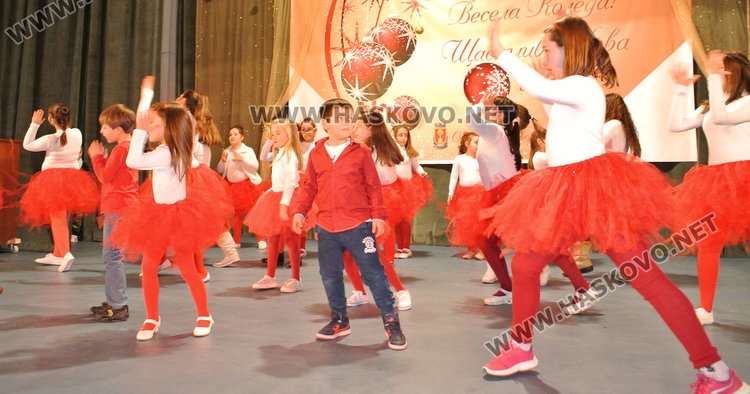 12 коледни картички оживяха на сцената на Младежкия център