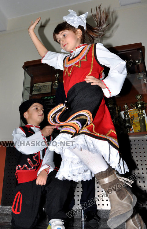 Деца налагат кмета пред шефове в общината, той ги черпи 