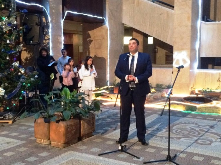  Коледари изпълниха и оживиха атриума на Областна администрация Смолян 