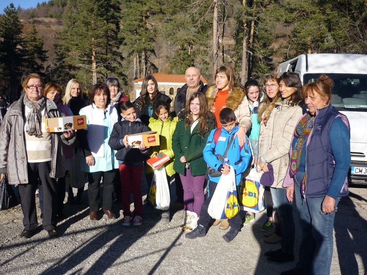 Децата от "Чисти сърца" зарадваха възрастните хора във Фатово с подаръци