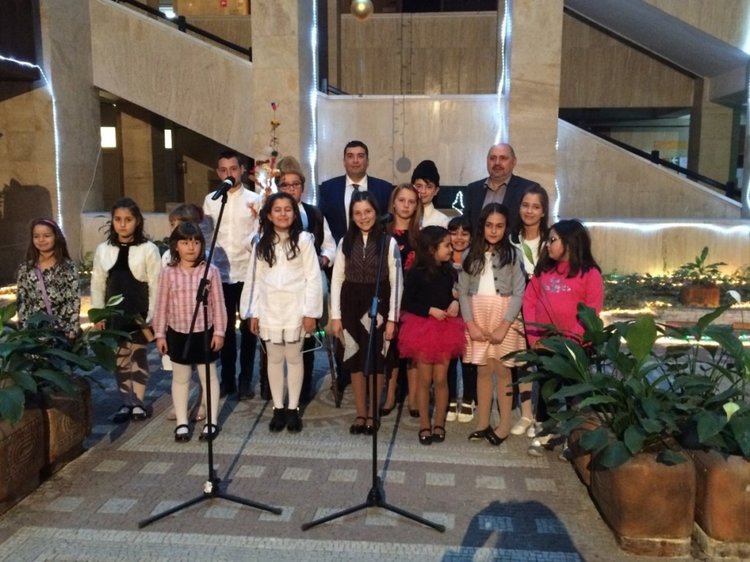  Коледари изпълниха и оживиха атриума на Областна администрация Смолян 