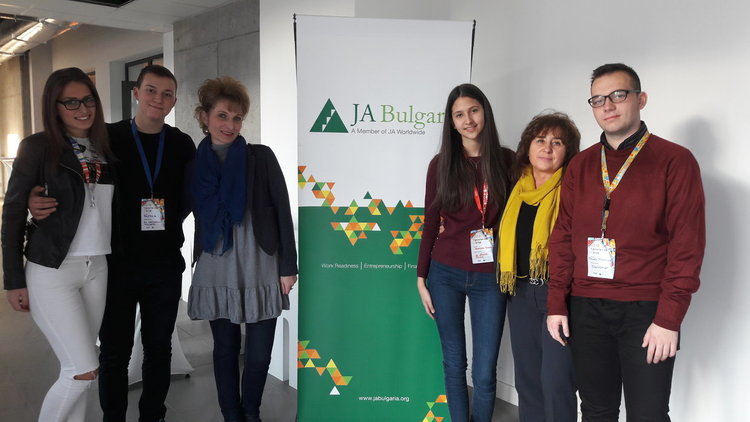 Ученици и техните преподаватели от Смолян учасваха в креативен лагер, организиран от евродепутата Владимир Уручев и JA България