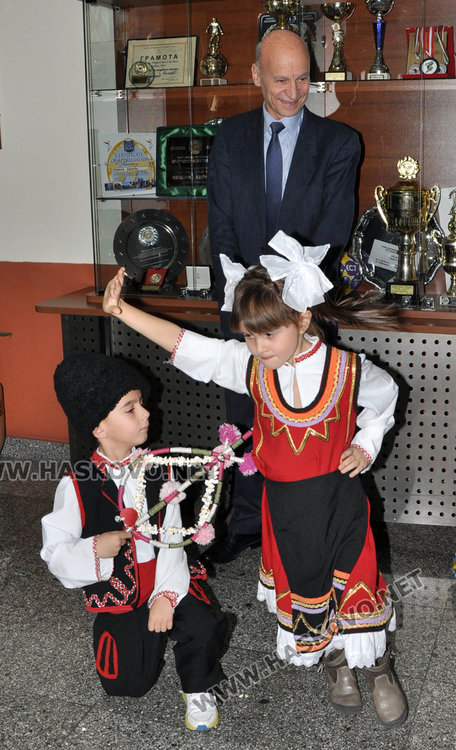 Деца налагат кмета пред шефове в общината, той ги черпи 