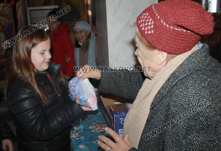 Над 500 торбички на деца раздаде димитровградската църква преди Коледа