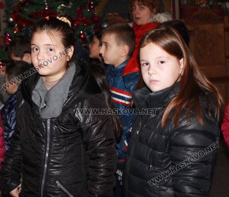 Над 500 торбички на деца раздаде димитровградската църква преди Коледа