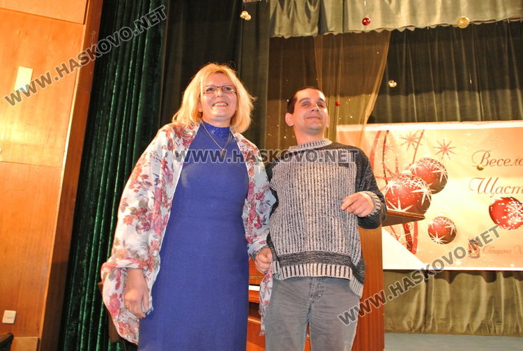 12 коледни картички оживяха на сцената на Младежкия център