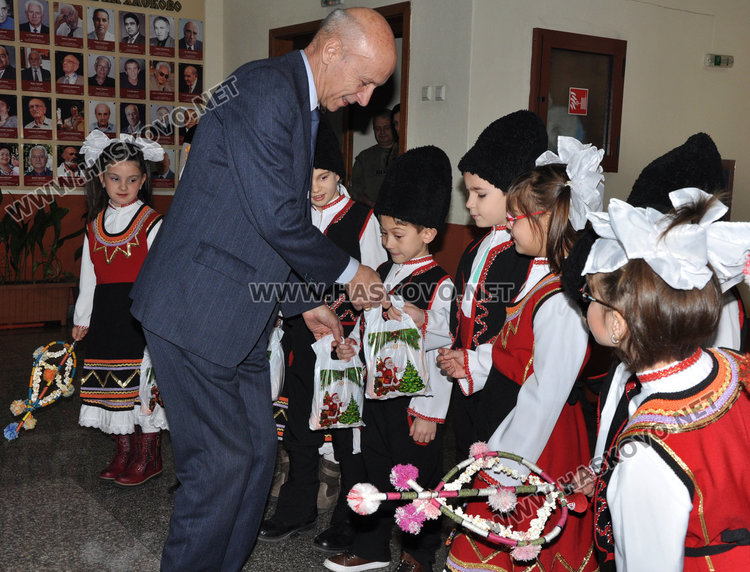 Деца налагат кмета пред шефове в общината, той ги черпи 