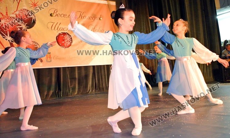 12 коледни картички оживяха на сцената на Младежкия център