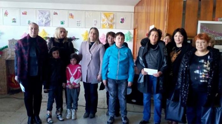 Да! На Коледа се случват чудеса, когато подадем приятелска ръка!