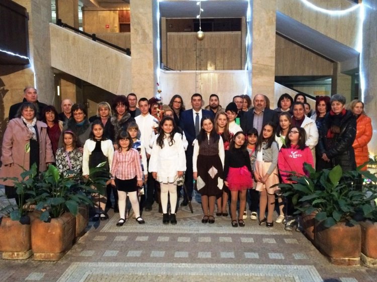  Коледари изпълниха и оживиха атриума на Областна администрация Смолян 