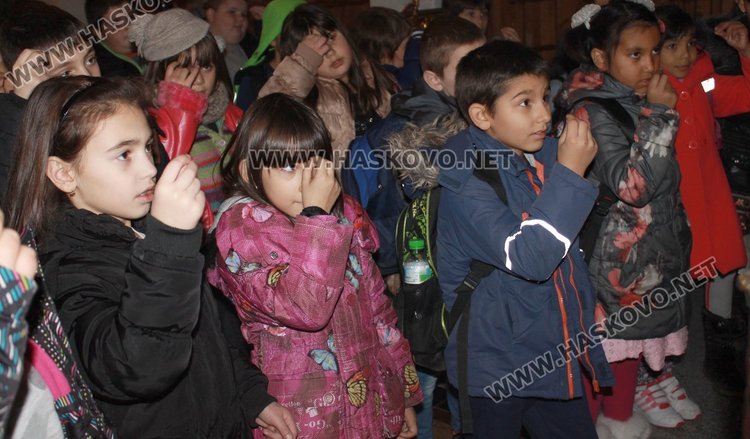 Над 500 торбички на деца раздаде димитровградската църква преди Коледа