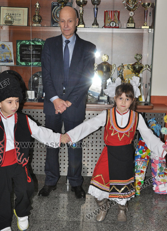 Деца налагат кмета пред шефове в общината, той ги черпи 