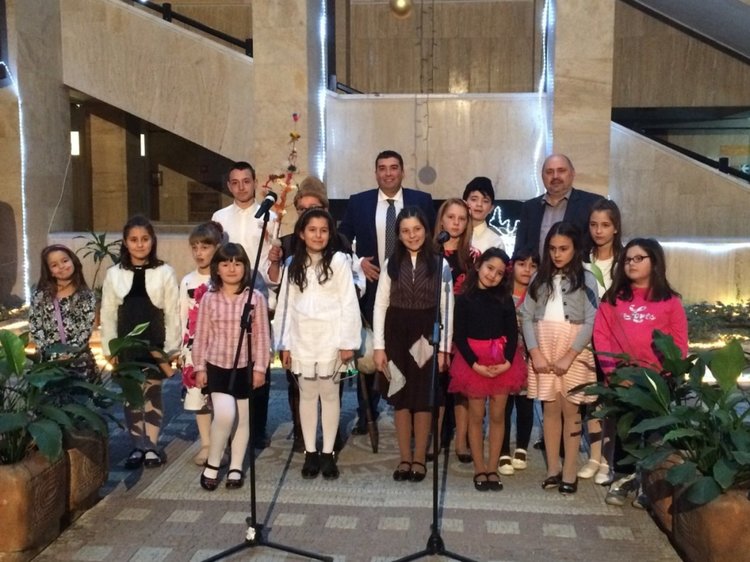  Коледари изпълниха и оживиха атриума на Областна администрация Смолян 