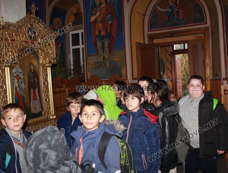 Над 500 торбички на деца раздаде димитровградската църква преди Коледа