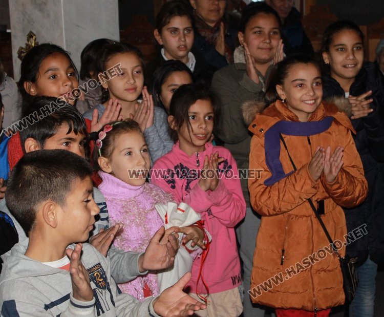 Над 500 торбички на деца раздаде димитровградската църква преди Коледа