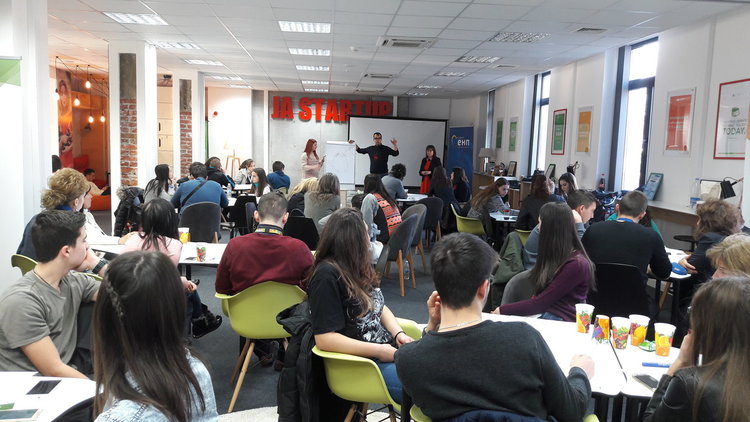 Ученици и техните преподаватели от Смолян учасваха в креативен лагер, организиран от евродепутата Владимир Уручев и JA България